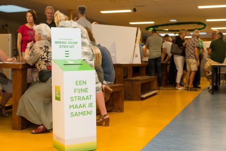 ideeën box De Fijne Straat en verschillende mensen die in gesprek zijn met elkaar- De Fijne Straat